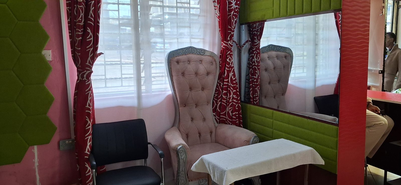The waiting lounge at Clips Serenity Spa
